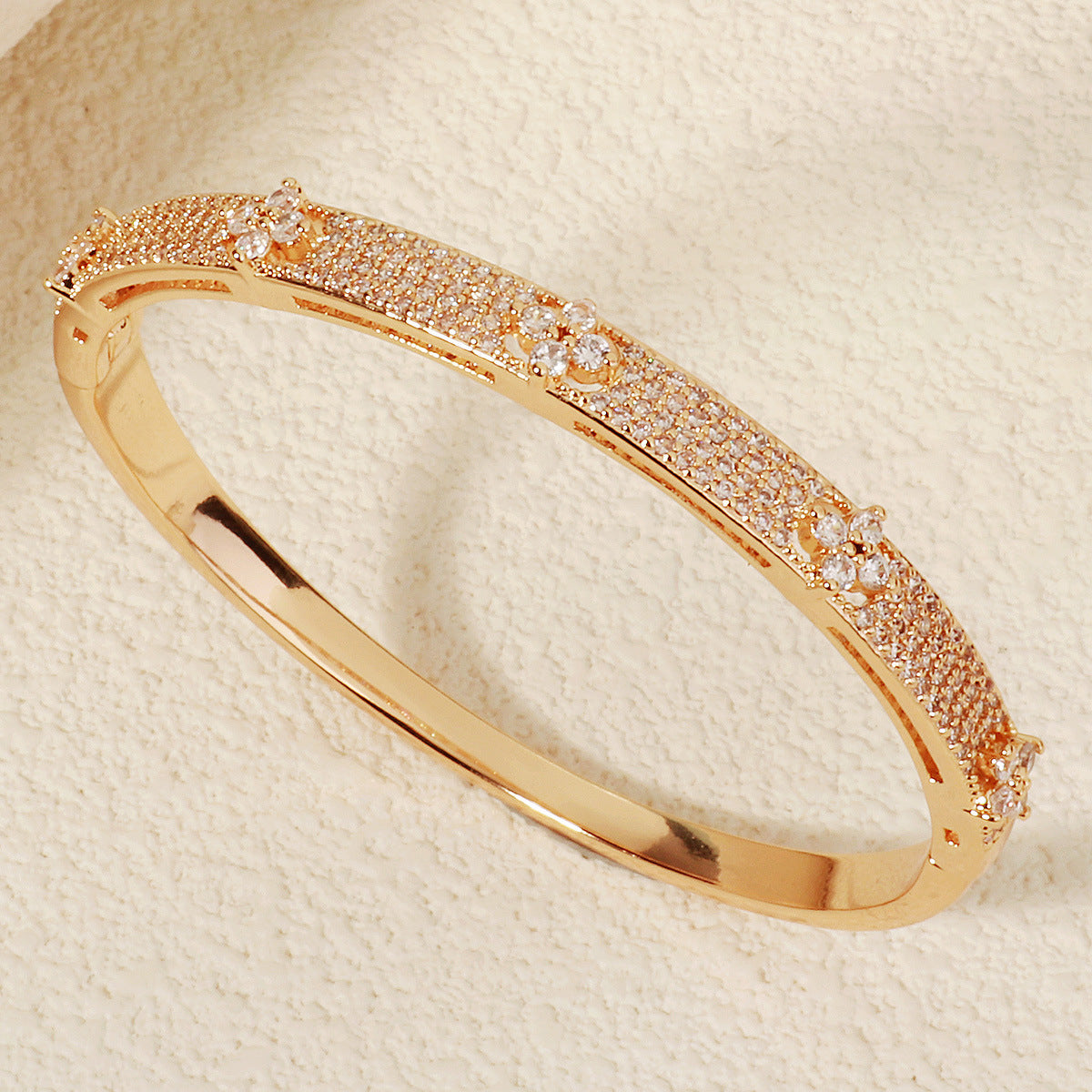 Pulsera elegante de cobre con finas circonias engarzadas y cierre distintivo