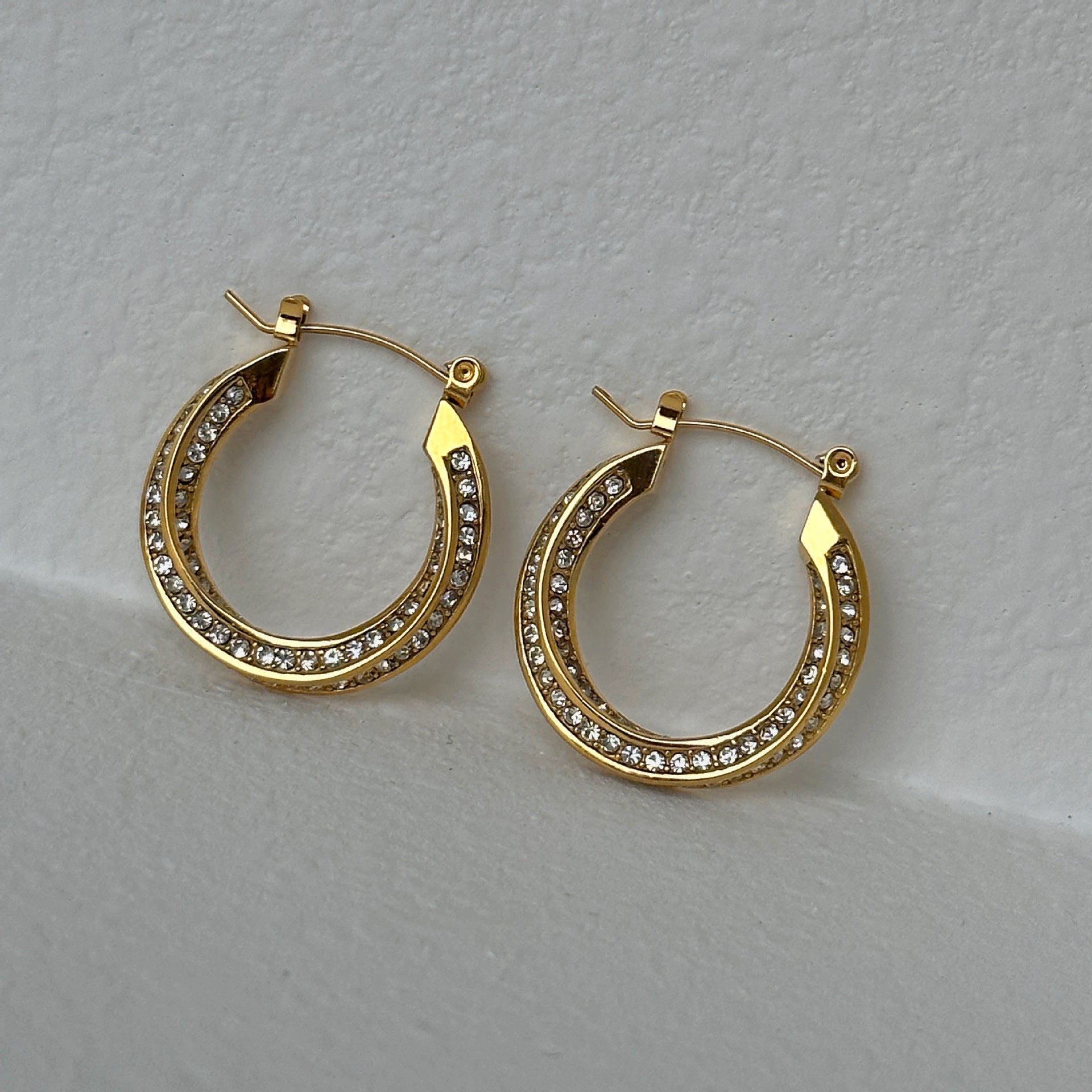 Pendientes twist de alta gama en acero de titanio con micro circonias