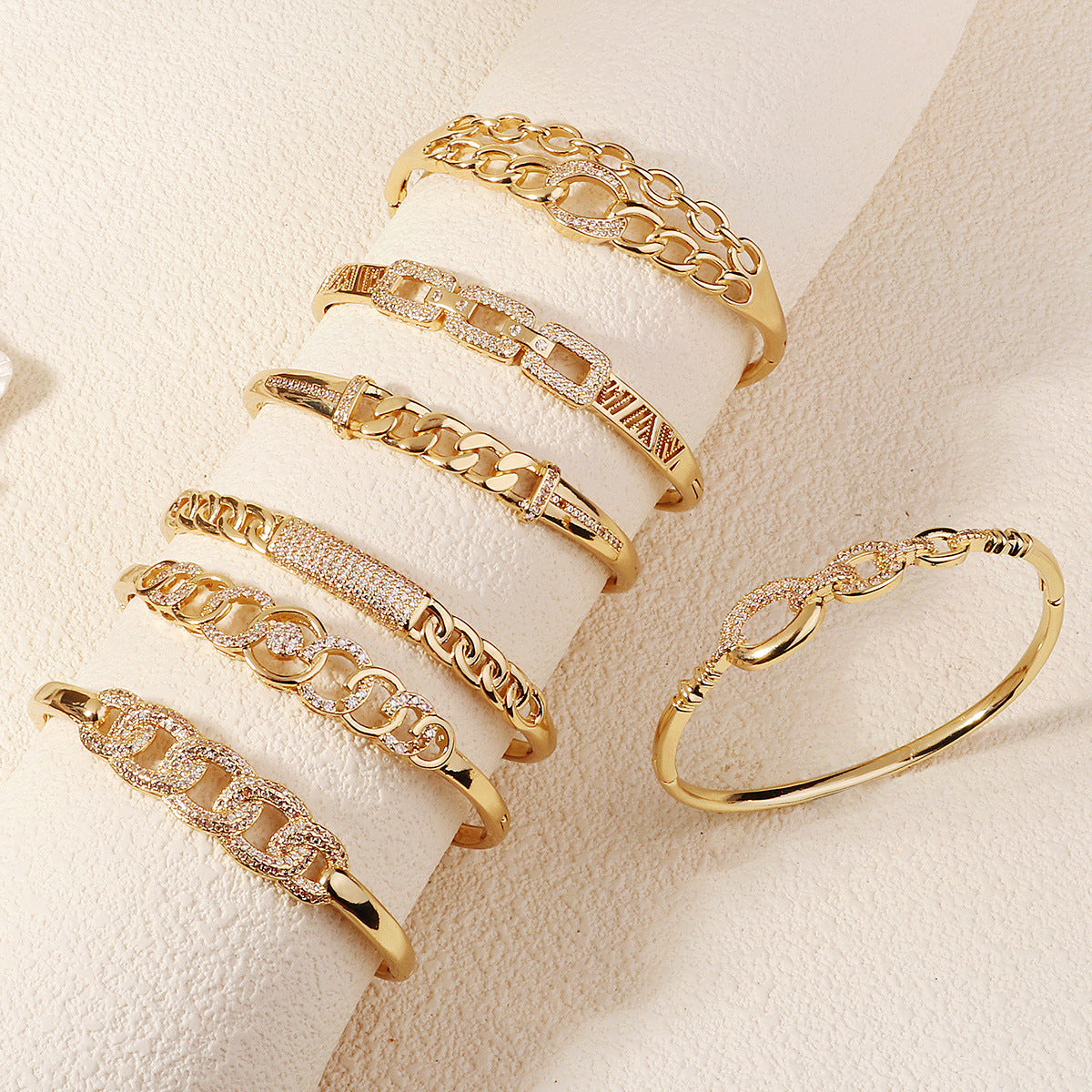 Pulsera elegante de cobre con finas circonias engarzadas y cierre distintivo