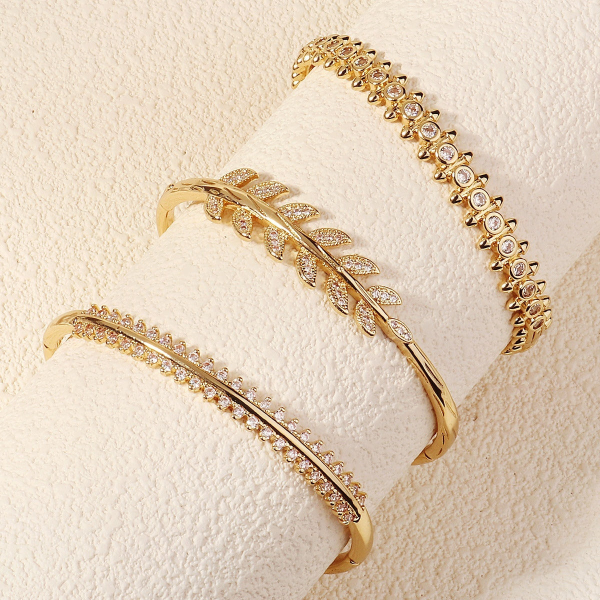 Pulsera elegante de cobre con finas circonias engarzadas y cierre distintivo