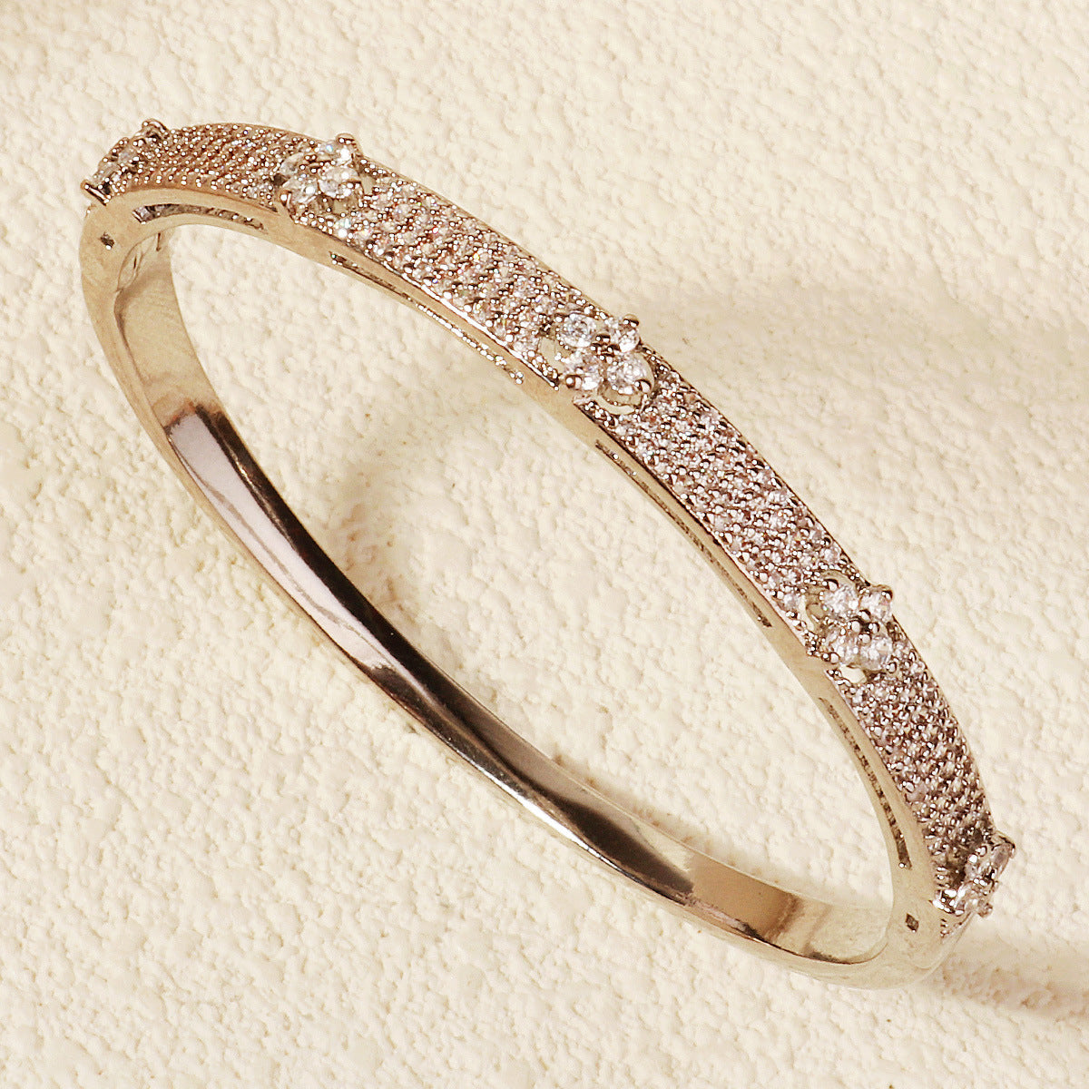 Pulsera elegante de cobre con finas circonias engarzadas y cierre distintivo