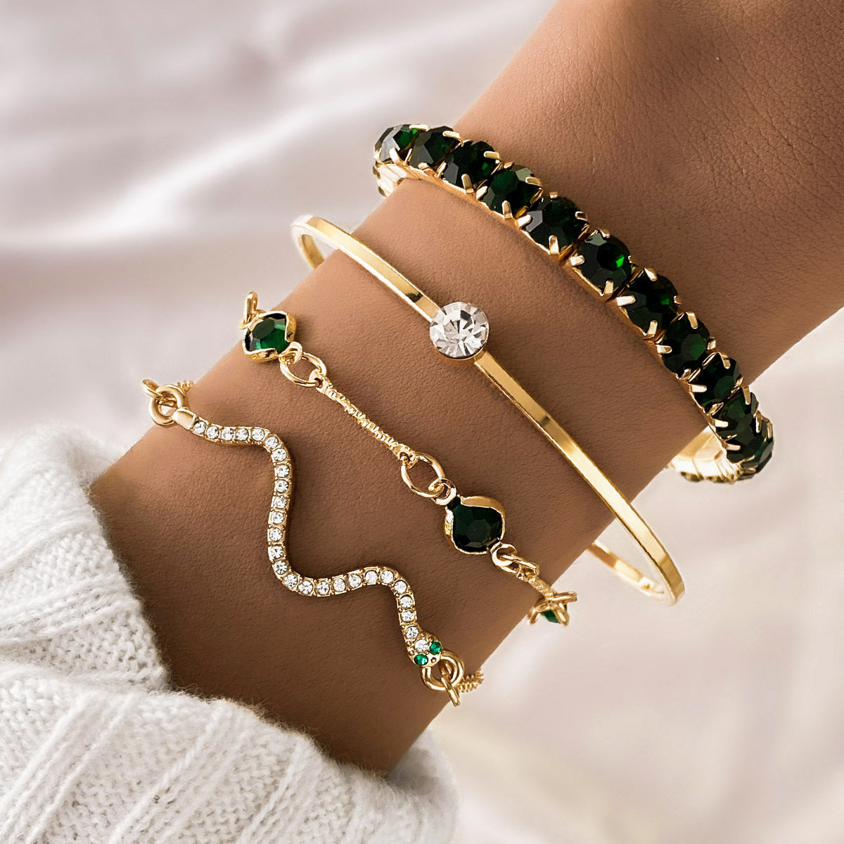 Set de 4 pulseras elásticas de alta moda con brillantes verde esmeralda