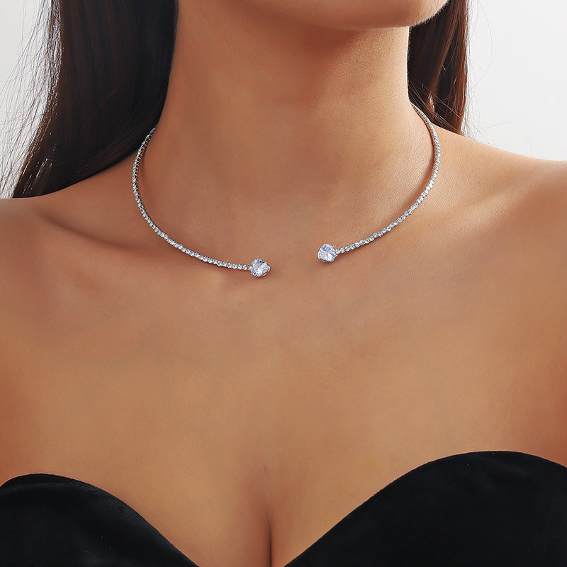 Collar gargantilla en plata con corazón de circonitas