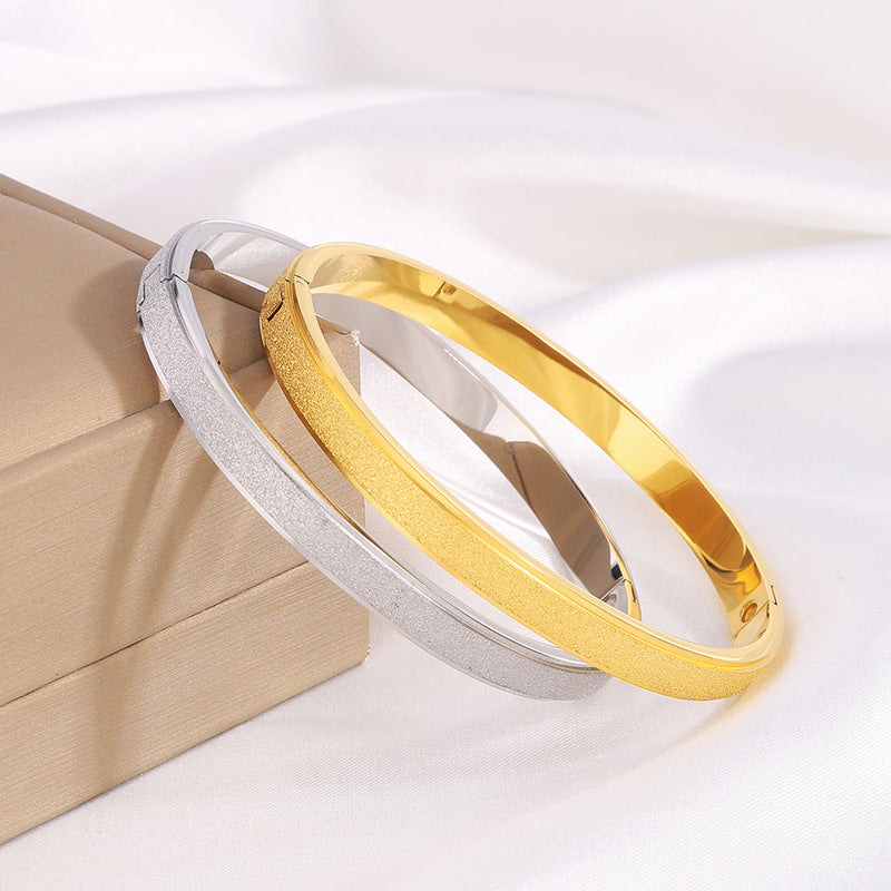 Pulsera de titanio con acabado dorado estelar