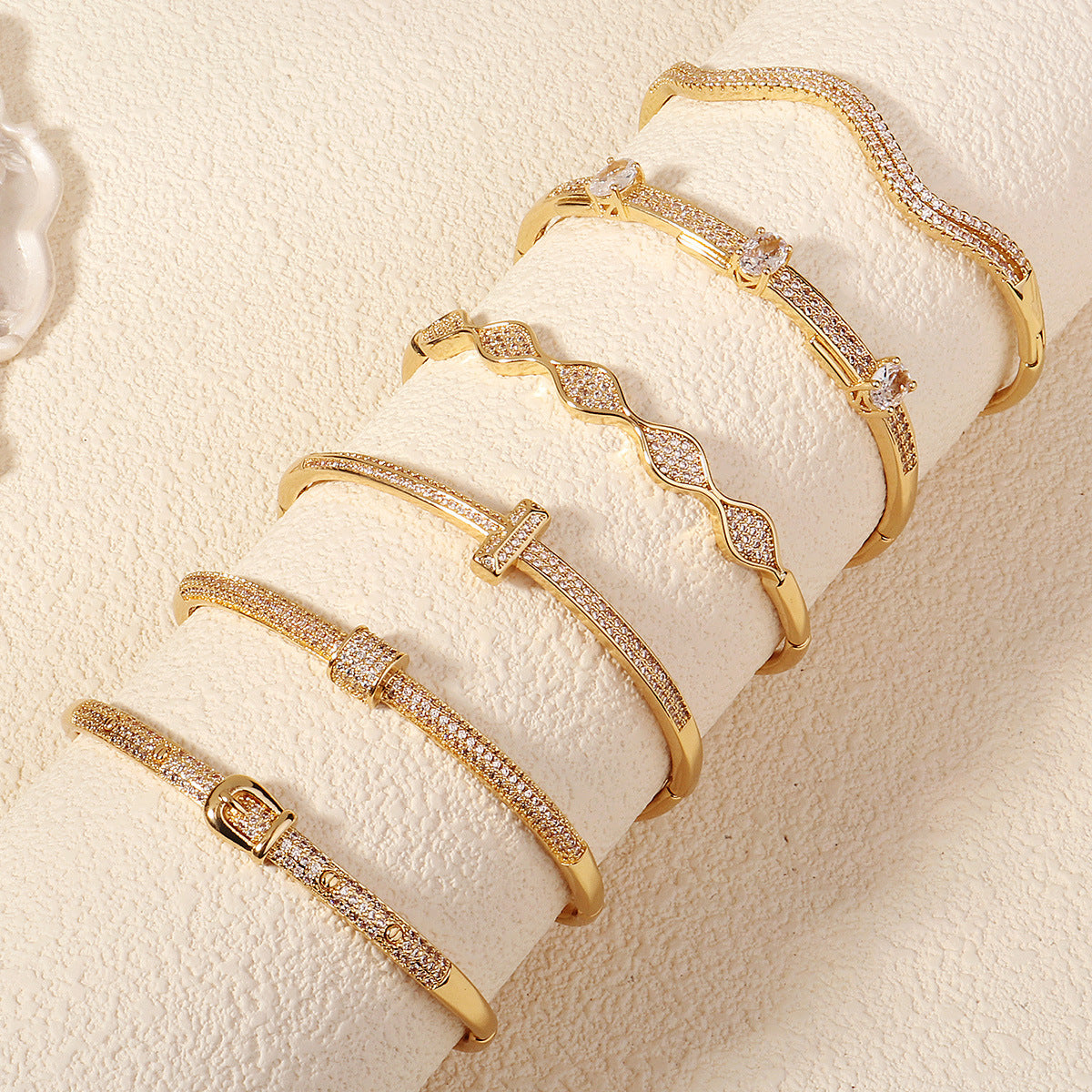 Pulsera elegante de cobre con finas circonias engarzadas y cierre distintivo