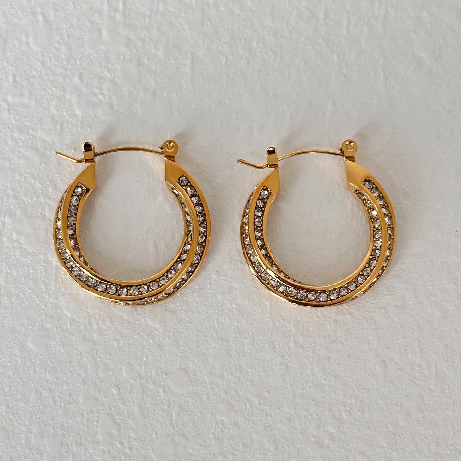 Pendientes twist de alta gama en acero de titanio con micro circonias